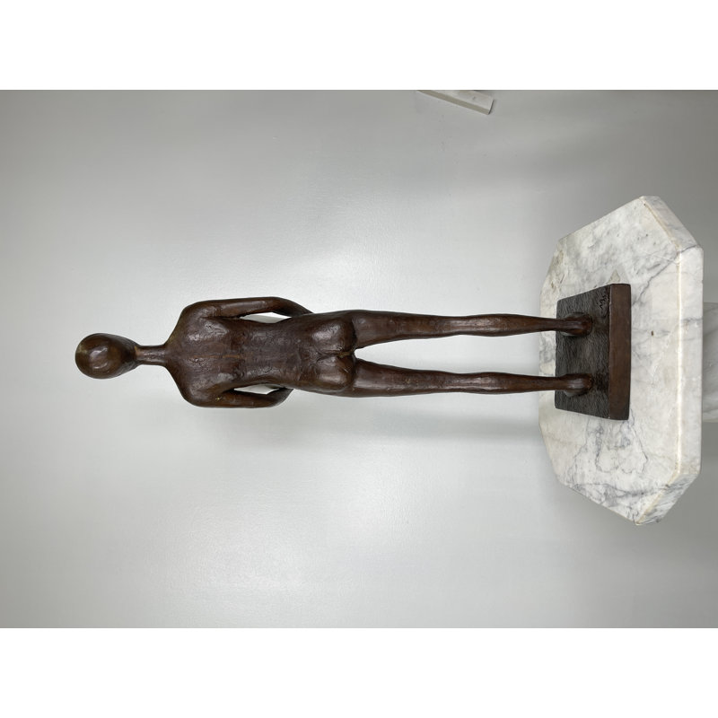 Sculpture debout en bronze tenant une marmite