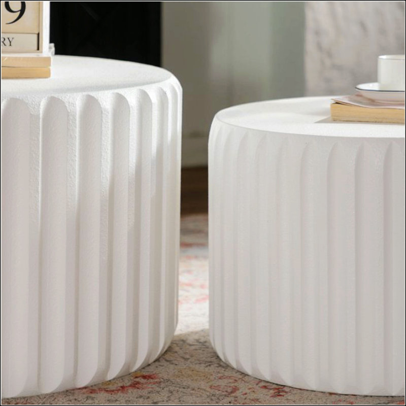 Ensemble de tables basses rondes festonnées blanches