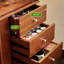 Armoire 47,24 "en bois massif rétro brun simple avec porte en verre