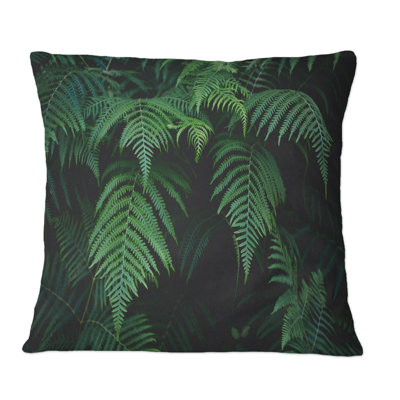 Fougère vert foncé dans la forêt I - Coussin décoratif imprimé tropical