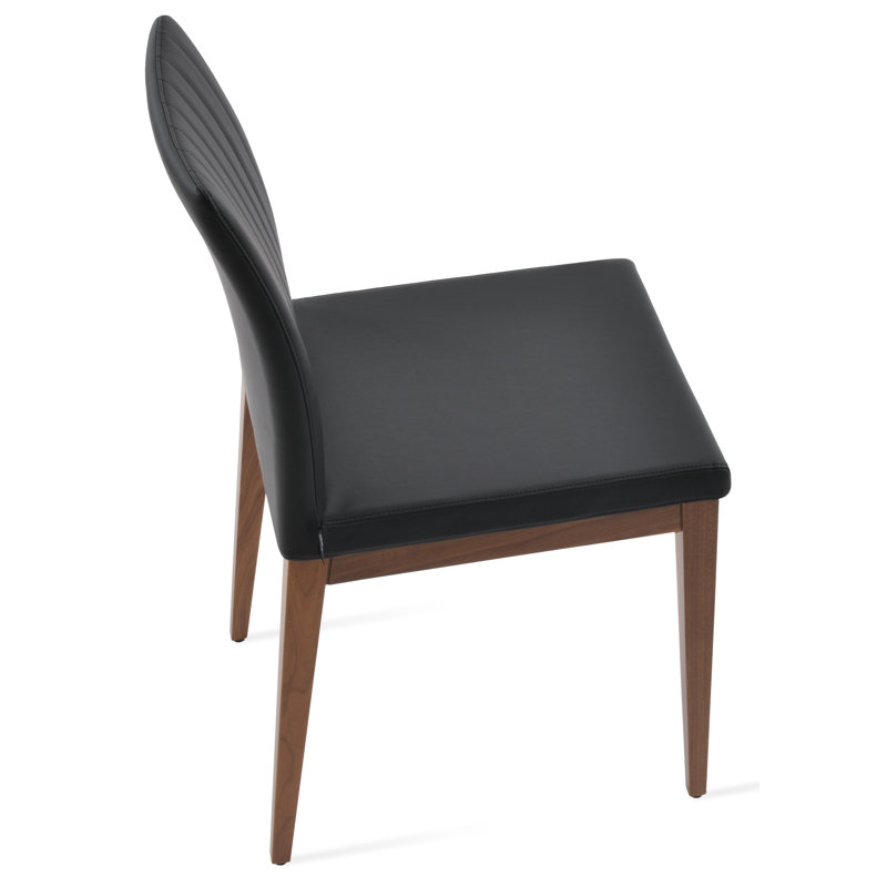 Chaise d'appoint large de 17 po Zeyno, Noyer américain, Similicuir noir