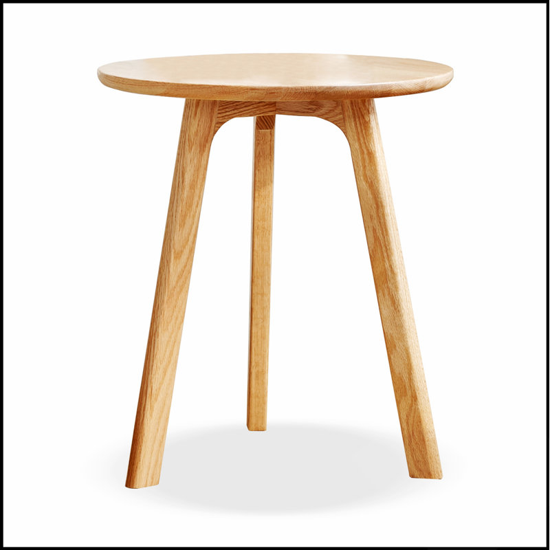 Table d'appoint ronde au design classique, structure en bois robuste et utilisation polyvalente pour le salon ou la chambre.