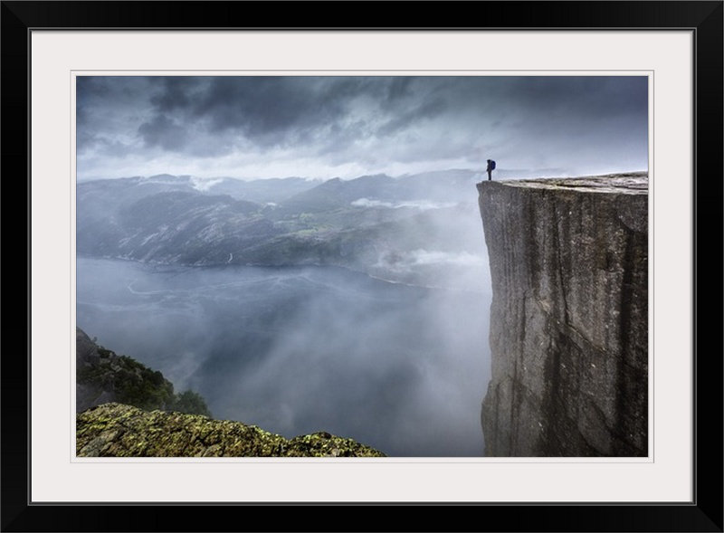 «Straub The View» par Nicholas Roemmelt - reproduction de photo, H 24 po x l 32 po x P 1 po, Cadre noir