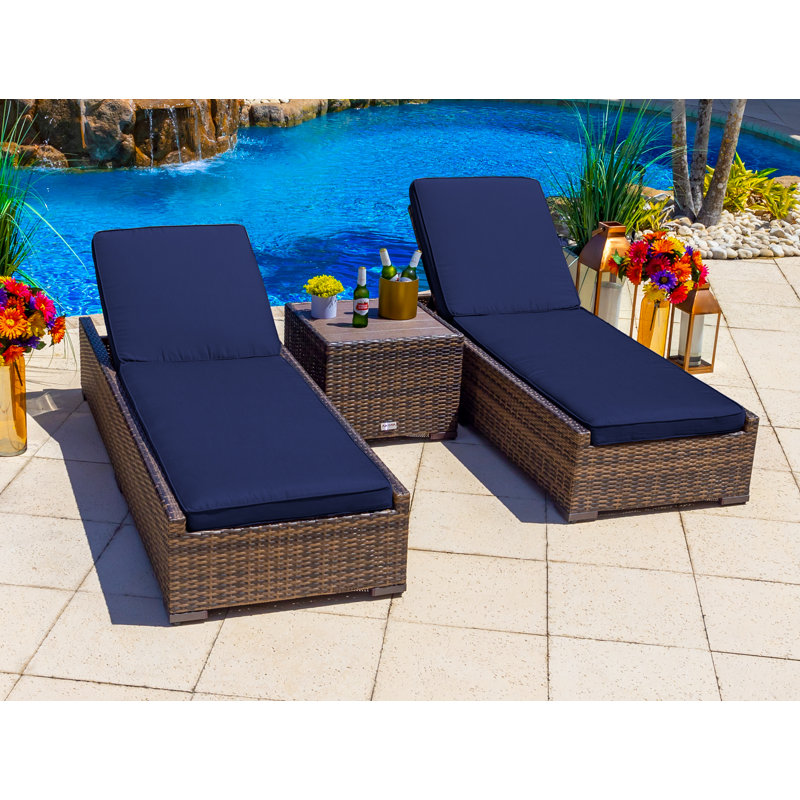 Ensemble de chaises longues inclinables de 76,5 po avec coussins et table Sorrento, Sunbrella bleu marine, Brun