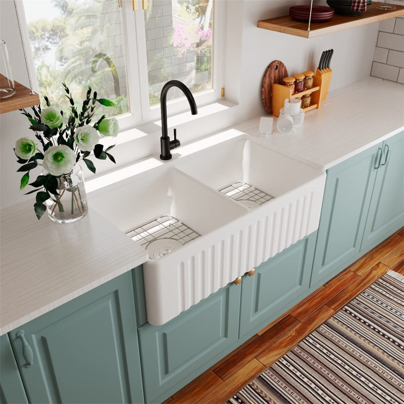 Évier de cuisine de ferme à double cuve avec grille et crépine L 33 po x l 20 po Fireclay