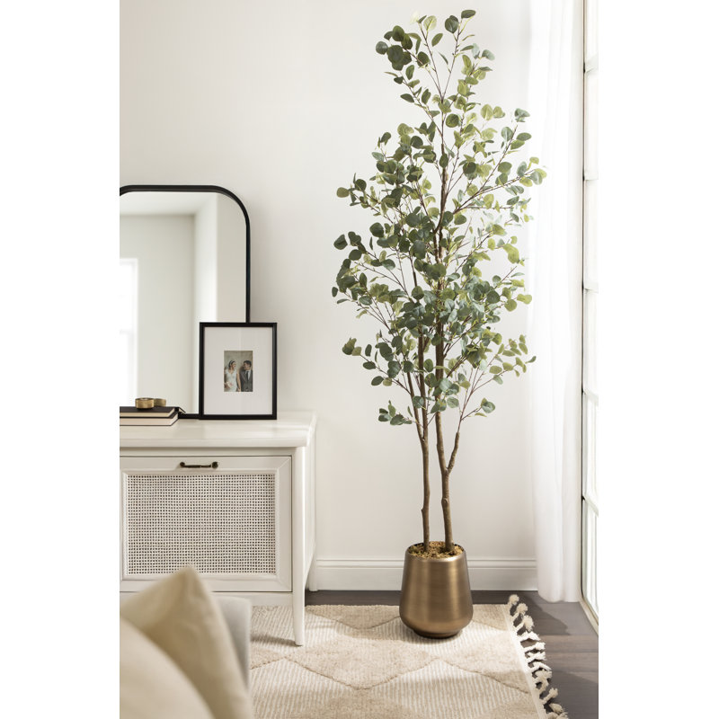 Faux eucalyptus Eudora avec pot de fleurs en métal Portell, H 94,49 po x l 31,5 po x P 27,56 po , Doré