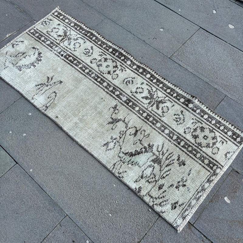 Vintage Turkish Oushak Rug in Beige - Soft and Washable Antique Decor for Entry Spaces