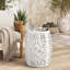 Table d'appoint moderne en métal avec un design élégant en fer découpé et un cadre durable à revêtement en poudre, parfaite pour les espaces minimalistes chics.