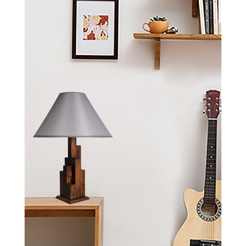 Lampe de table élégante de style champêtre, noyer et gris, 22,4 po x 17,7 po | Structure en bois avec capuchon en tissu (11,0 po x 17,7 po) | Douille E27, 40 W maximum | Interrupteur marche / arrêt sur le câble | Parfait pour le salon, la chambre à coucher et le bureau