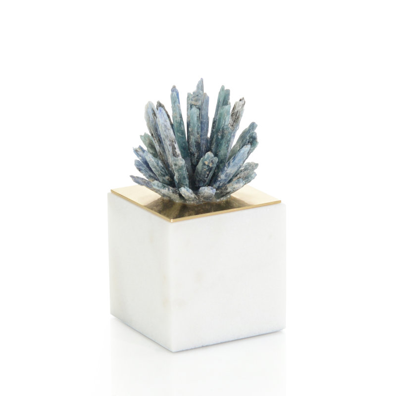 Sculpture cyanite étoile sur marbre II, H 6,75 po x l 3,5 po x P 3,5 po