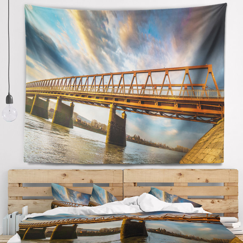 Vieux pont sur la rivière sur tapisserie de jour nuageux, H 32 po x l 39 po