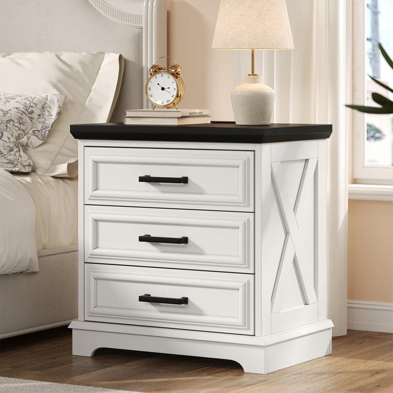 Tables de chevet de ferme de 24 pouces de largeur avec station de charge, table de chevet blanche avec 3 grands tiroirs, table de bout en bois rustique pour la chambre à coucher