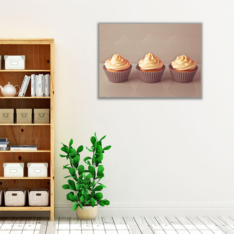 Three Cream Cupcakes 2 - reproduction d'art sur toile, H 24 po x l 32 po