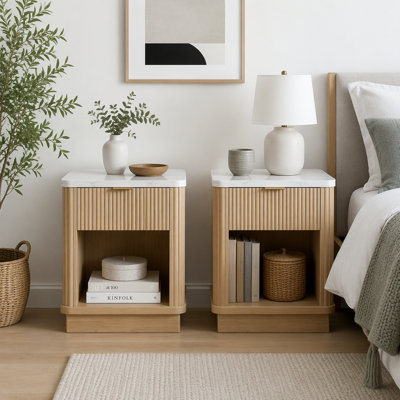 Ensemble de 2 tables de chevet, finition en bois naturel avec motif cannelé, tiroir de rangement, tablette ouverte, plateau en faux marbre, poignée dorée, table de chevet et de bout moderne