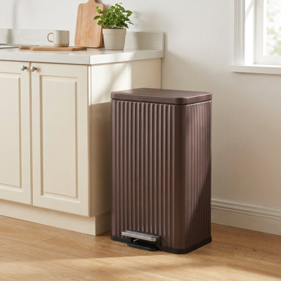 Poubelle à pédale en acier inoxydable 8 gallons avec couvercle à fermeture en douceur
