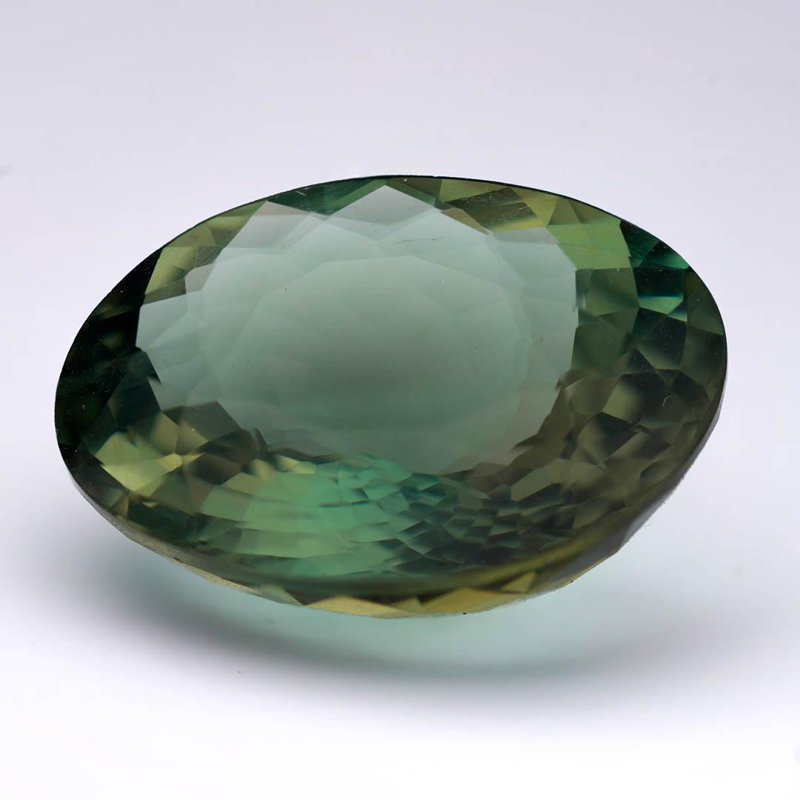 Pierre d'apatite verte certifiée 24,47 carats