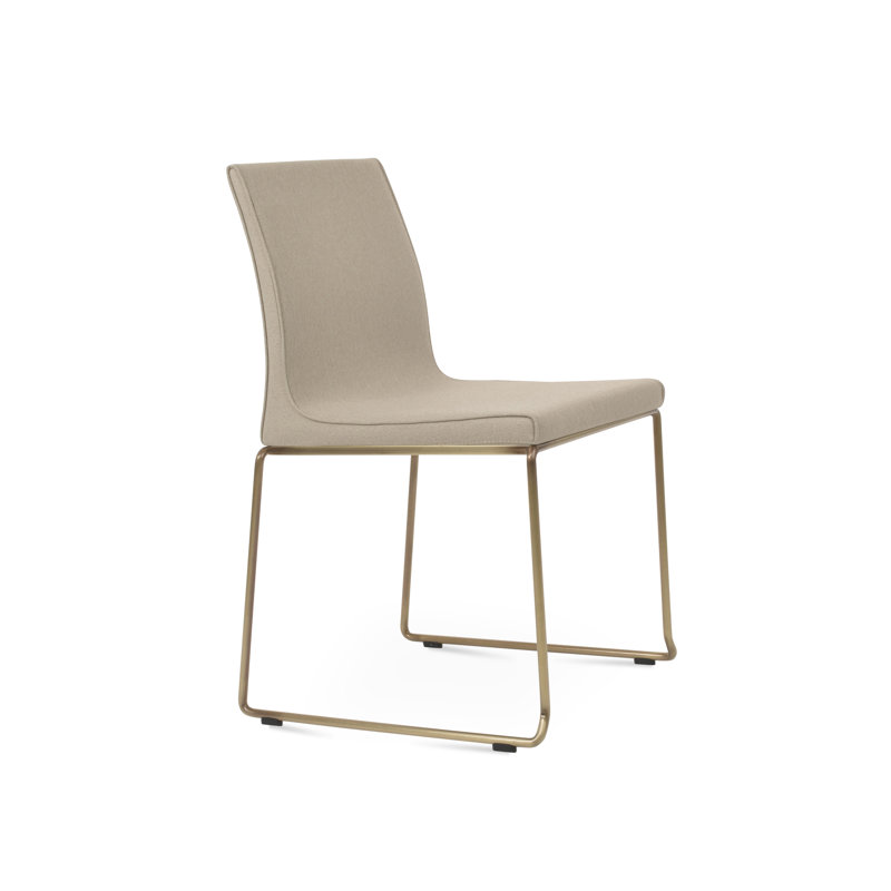 Chaise rembourrée empilable en tissu Polo, Laiton, Beige