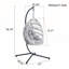 Chaise suspendue en fer robuste avec tissage en osier-306305942