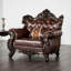 Chaise de style traditionnel avec accoudoirs roulés et garniture cloutée avec accoudoirs capitonnés