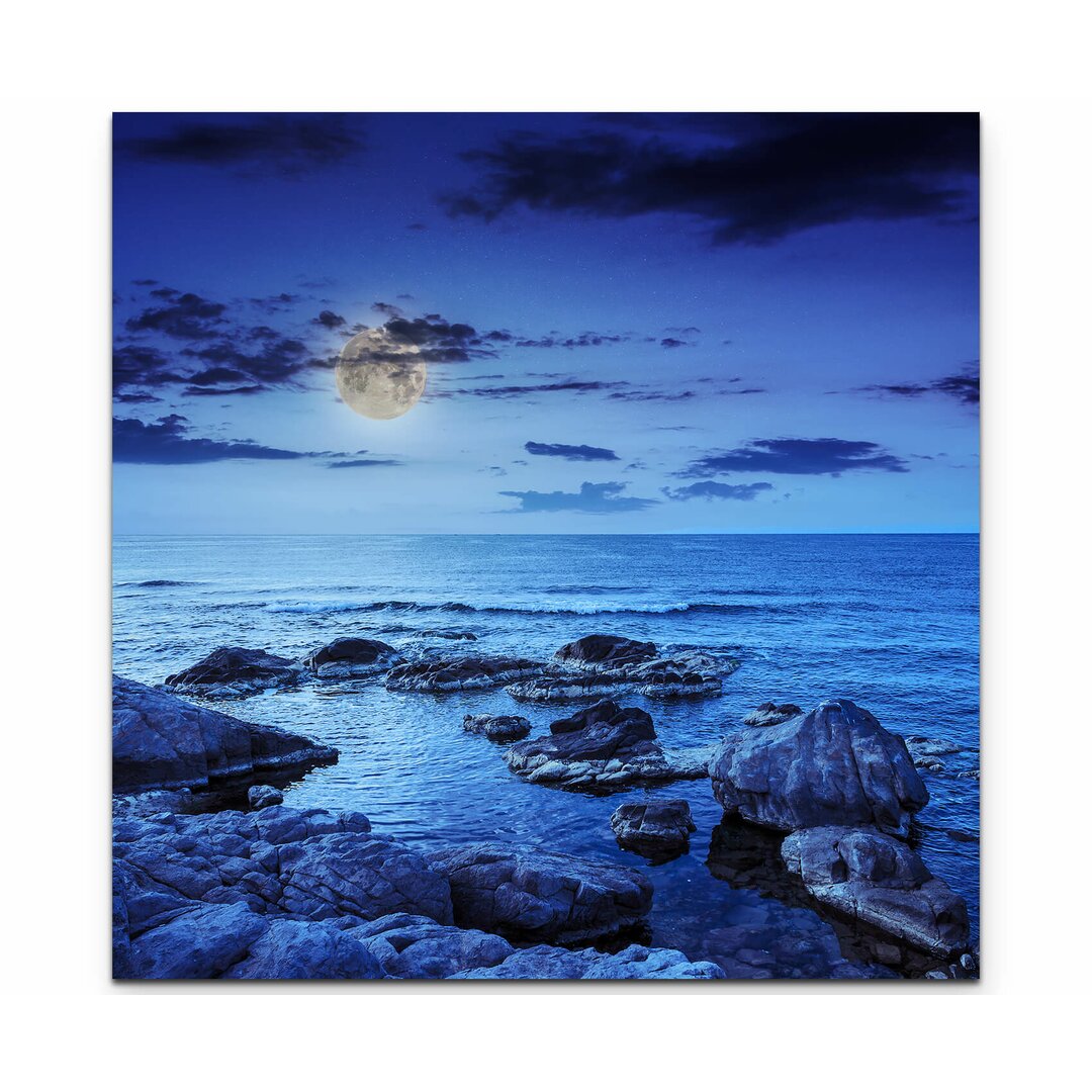 Leinwandbild Steiniger Strand bei Nacht