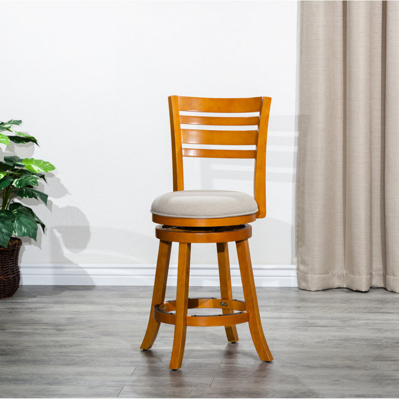 Siège pivotant à lattes à hauteur de comptoir de 24 po avec charisme naturel, finition de chaise en tissu beige et délicat