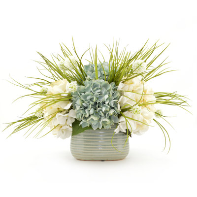 Arrangements floraux mixtes dans un vase