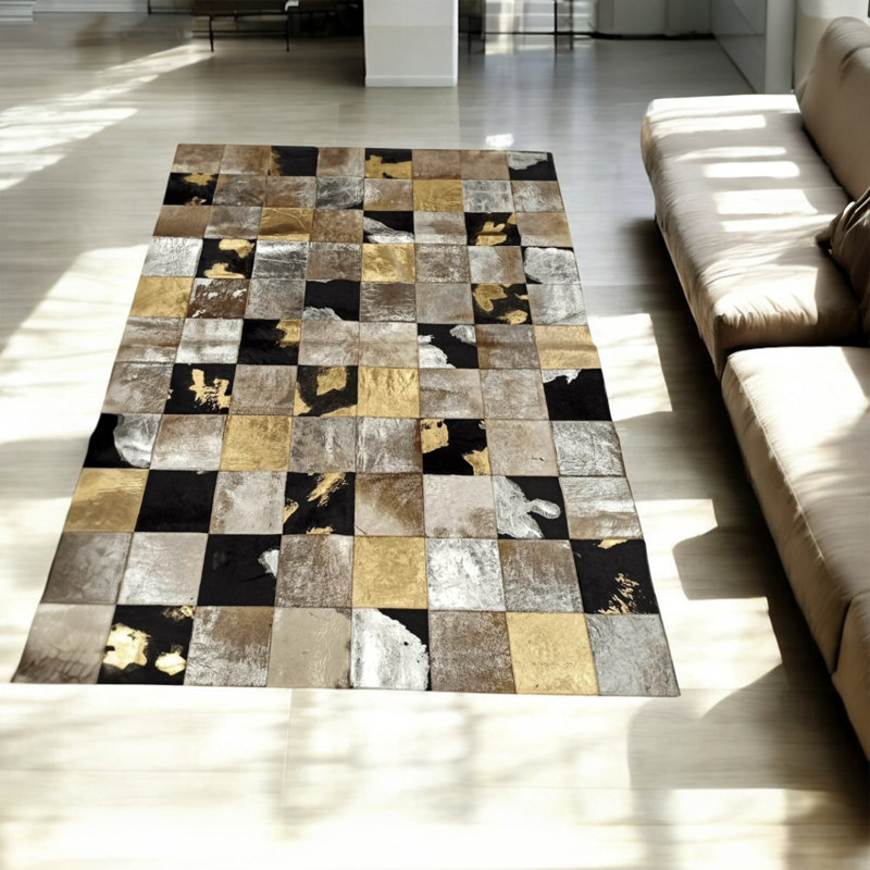 Tapis en peau de vache beige, noir et doré