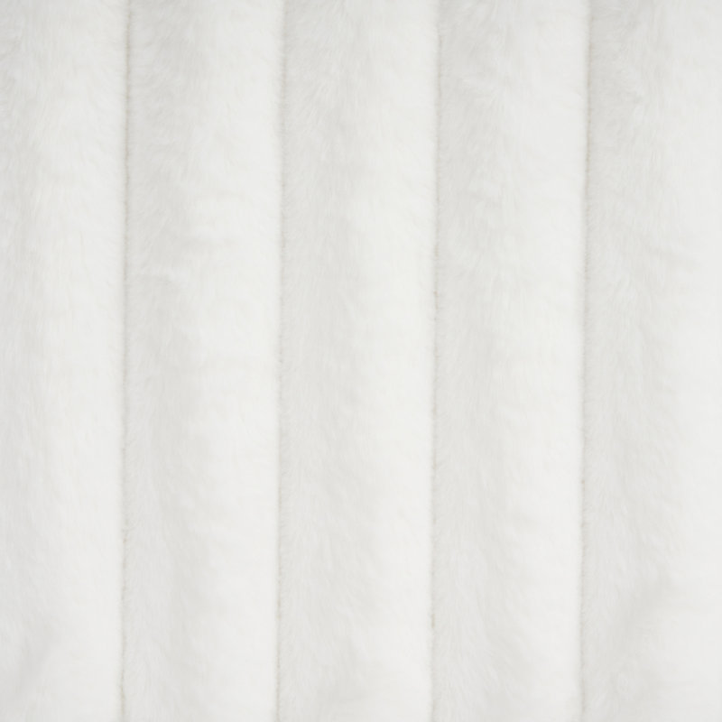 Lit tapissier épuré blanc avec tête de lit ondulée et coutures verticales