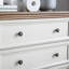 Armoire à commode beige à 5 tiroirs soigneusement conçue pour un rangement pratique et élégant