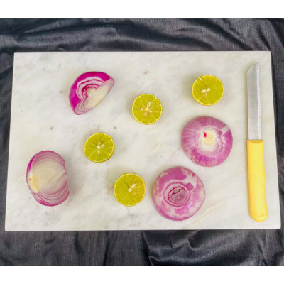 Plateau de planche à découper multi-usages en marbre avec pieds antidérapants pour la stabilité et la protection contre les égratignures pour le comptoir. Facile à nettoyer, sous-plat (8 pouces x 12 pouces)