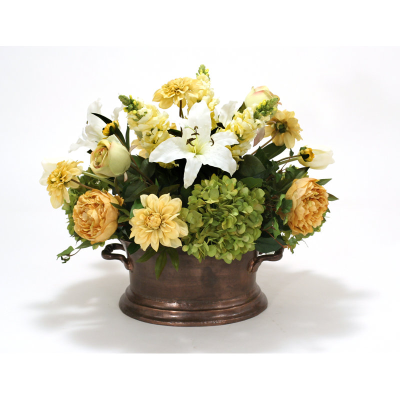Arrangement floral mixte de jardin dans un pot de fleurs ovale