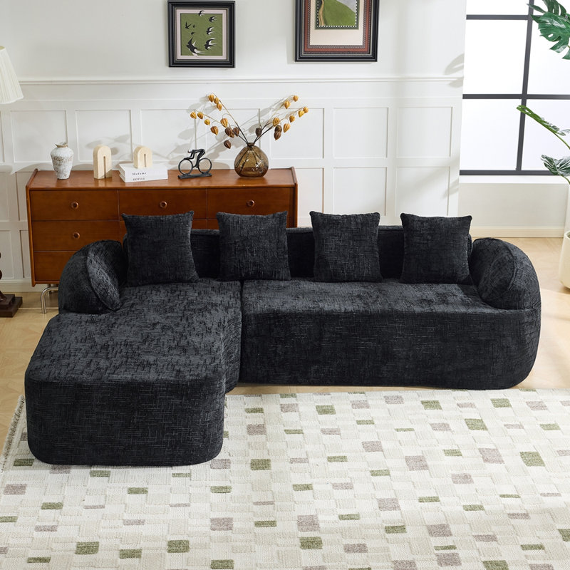 Canapé en chenille compressée en forme de L qui s'agence bien avec n'importe quel salon. Il est doté d'une éponge hautement élastique pour une assise confortable, d'accoudoirs courbés et de quatre coussins décoratifs