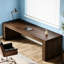 Bureau élégant de 200 cm de long, fini bois brun, plateau spacieux, stable même sur les surfaces irrégulières, montage facile. Design minimaliste moderne. Dimensions et structure à assembler.
