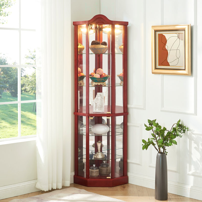 Vitrine d'angle en verre avec tablettes réglables et élégante décoration sculptée, idéale pour exposer des objets de collection et des vins