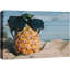 Ananas avec lunettes de soleil sur une plage tropicale-67534626