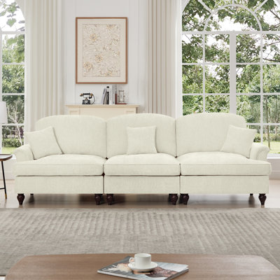 Élégant canapé Mid-Century 3 places avec accoudoirs évasés et volants amovibles, jupes plissées et pieds fuselés, canapé confortable en chenille à trois places pour le salon