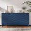 Buffet élégant doté de portes à motif ondulé sophistiquées avec un design à rainures arquées dans une disposition élégante à quatre portes, réglable, adapté pour le bureau, le vestibule et le salon (bleu marine)