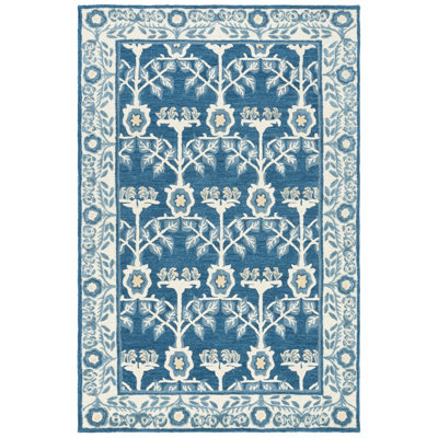 Tapis en laine, coton et viscose touffeté à la main bleu marine et ivoire Oleana