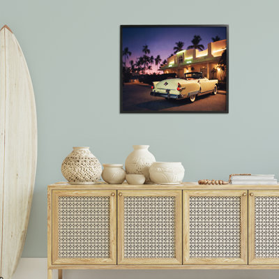 Giclée encadrée par une voiture antique
