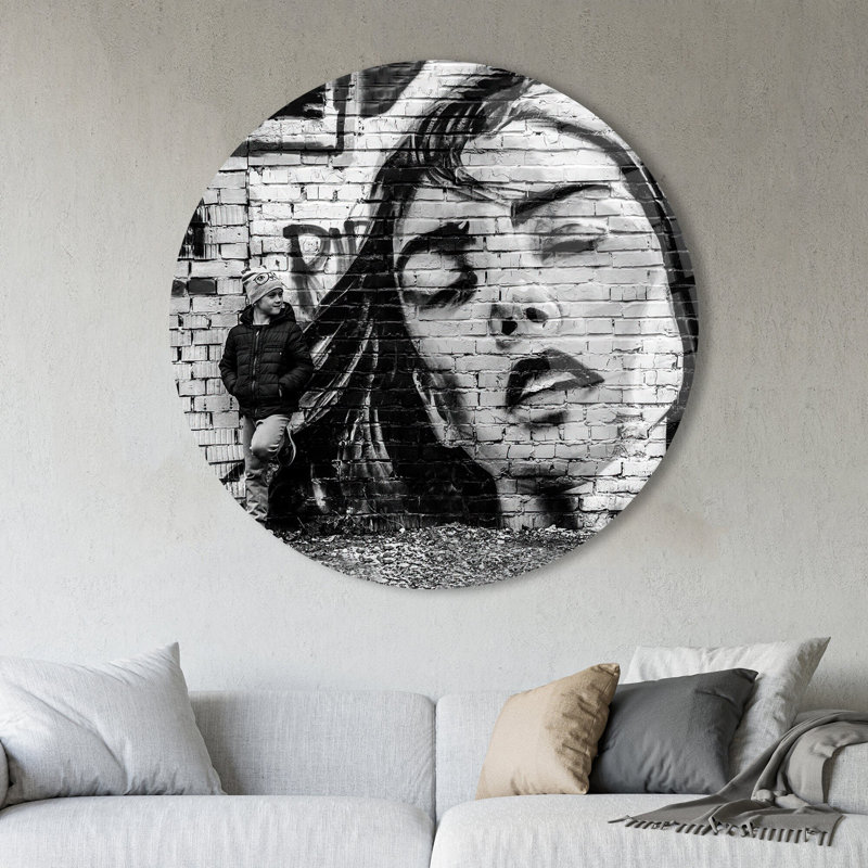 Décoration murale chic en verre trempé mettant en vedette le portrait d'une femme de style graffiti artistique pour les intérieurs contemporains