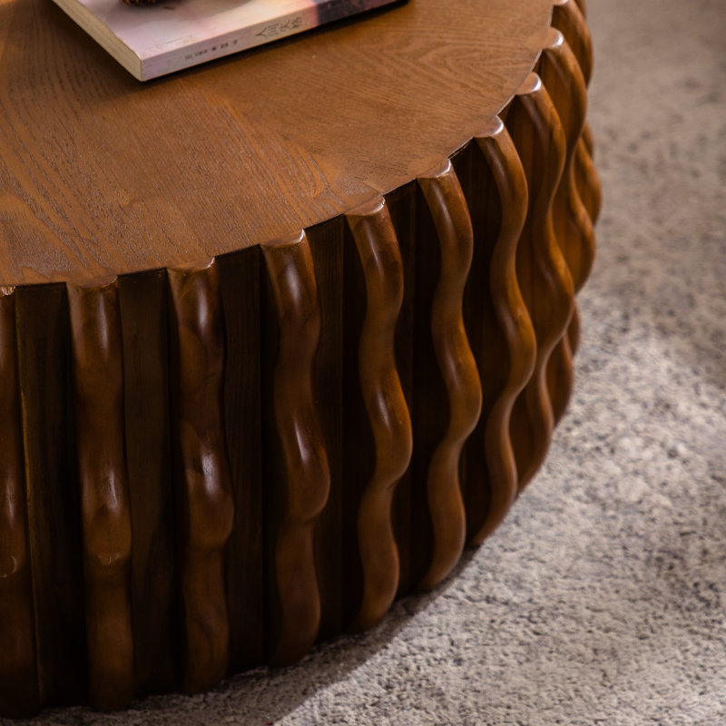 Table basse ronde moderne avec bords incurvés et rainure élégante, pratique pour la chambre à coucher, bureau - bois naturel, conception rainurée complexe, bureau, fabrication en bois massif