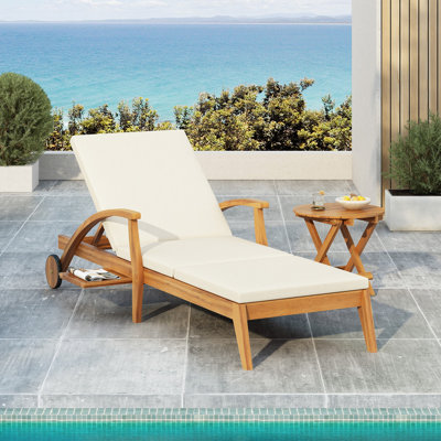 CHAISE Longe avec roulettes - fauteuil inclinable en bois ACACIA pour patio / jardin, avec coussin blanc de 2 pouces, dossier réglable à 4 positions, mobilier d'extérieur polyvalent (1 ensemble: 1 cadre + 1 coussin)