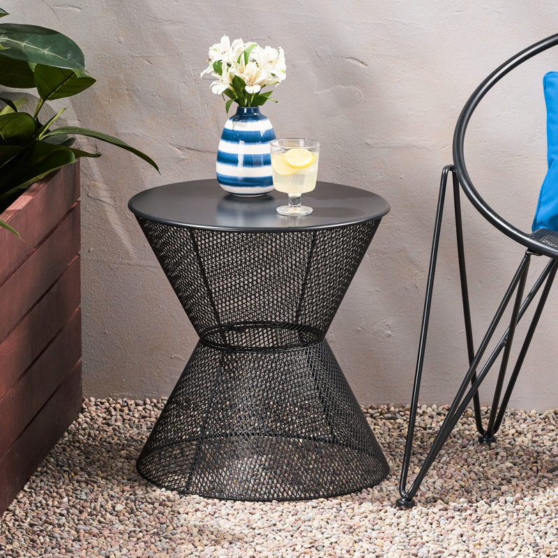 Table d'appoint - tendance et pratique, structure en fer, finition noir mat, 17,44 po X 17,77 po, aspect Breezy en maille élégante en fer, noir, silhouette arrondie, structure,