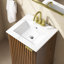 Meuble-lavabo autoportant de 18 po Gabi en noyer chaud, plateau en pierre d'ingénierie blanche, quincaillerie or brossé