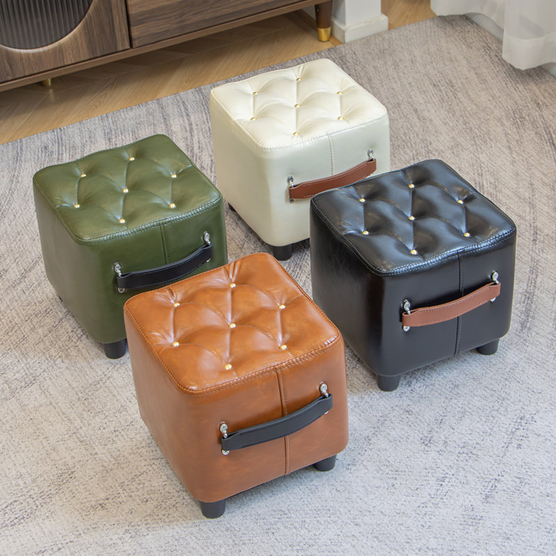 Tabouret décoratif classique en cuir d'inspiration rétro avec poignées et pieds noirs élégants, White