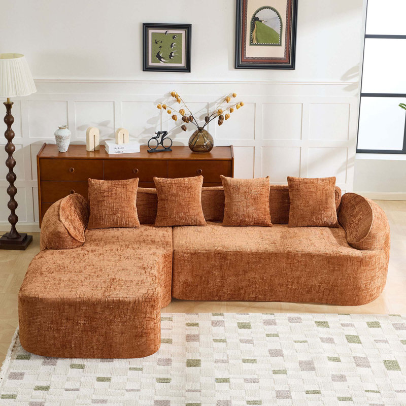 Canapé orange en forme de L en chenille orange avec éponge très élastique, accoudoirs courbés et quatre coussins décoratifs pour plus de confort et de style