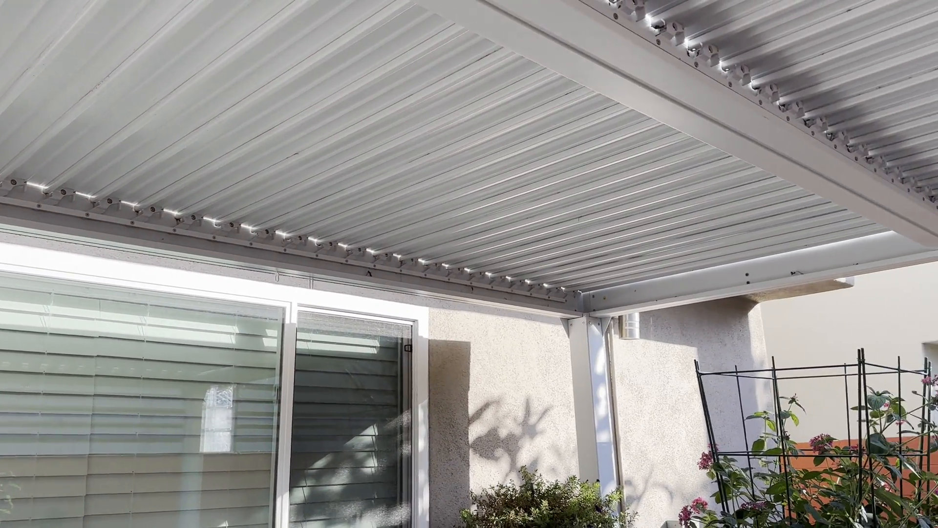 Purple Leaf White Outdoor Louvered Pergola Aluminum Pergola with