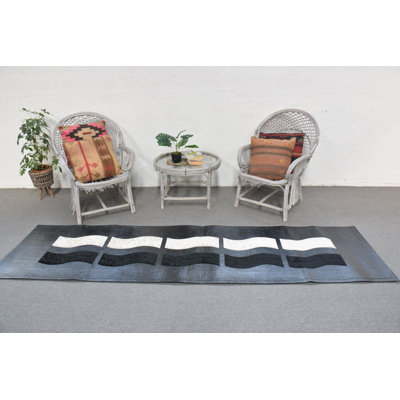 Tapis turc rétro tissé à la main: tapis noir antique idéal pour la cuisine ou la chambre à coucher