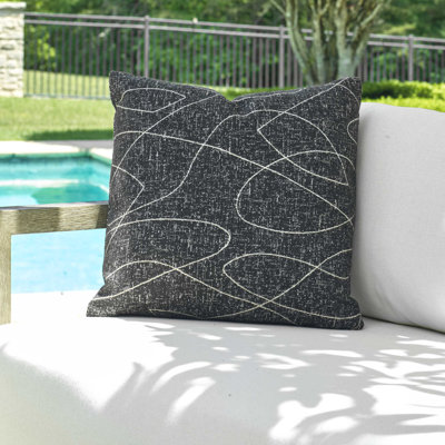 Oreiller d'extérieur en onyx Uttermost Loopy Loop
