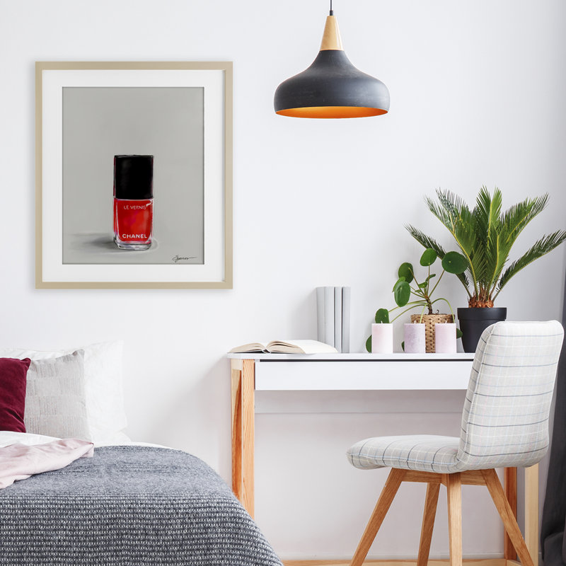 Vernis à ongles Classy Rouge, reproduction encadrée sous verre, design par Mary Sparrow, H 21 po x l 17 po